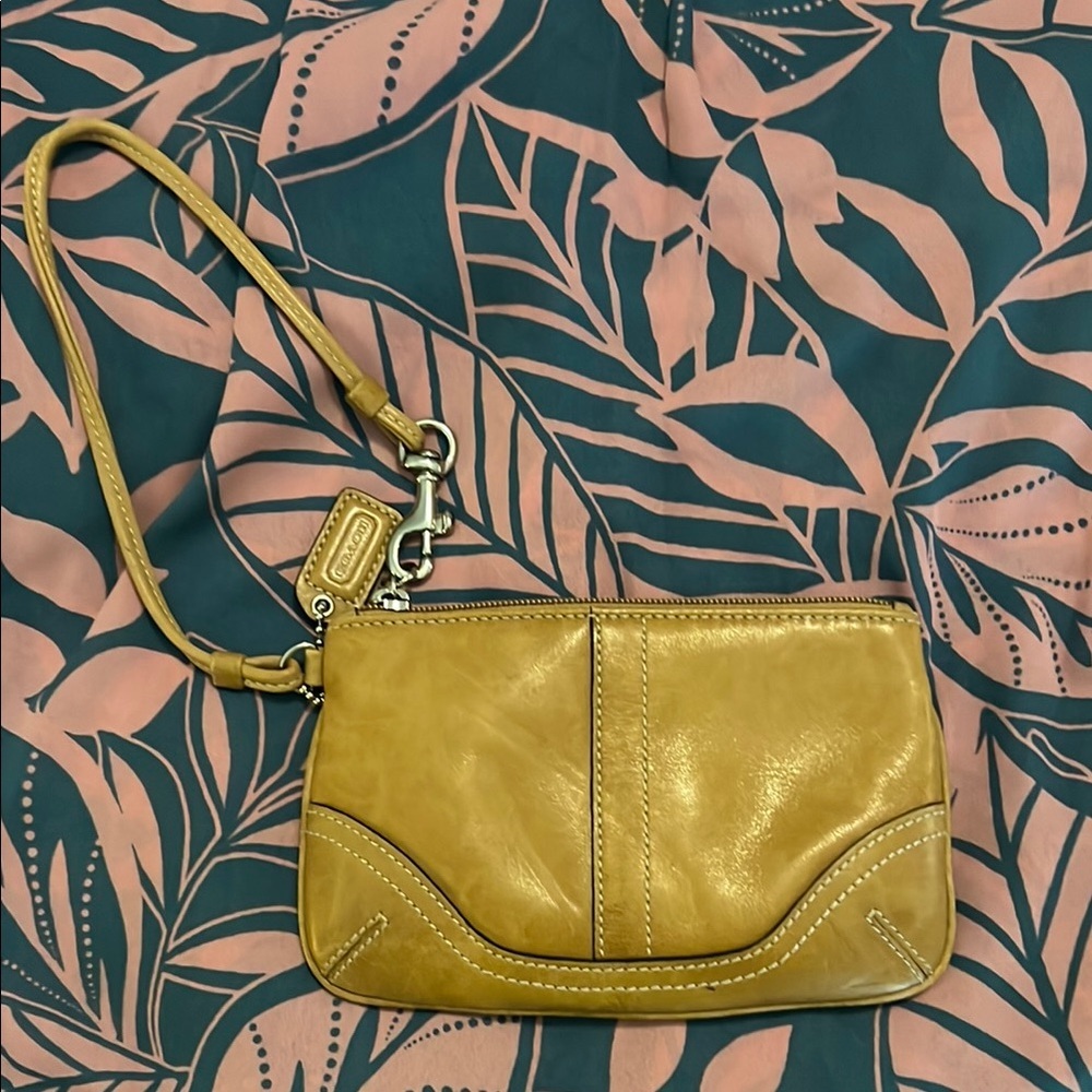 Elegant Coach Brown Leather Wristlet